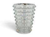 un vase en verre transparent posé sur une surface blanche