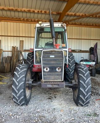 un tracteur garé à l'intérieur d'un bâtiment