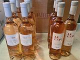 Plusieurs bouteilles de vin sont posées sur une table devant une boîte