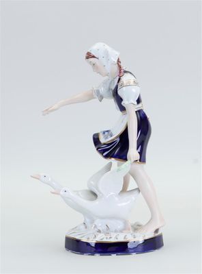 une image représentant une figurine représentant une femme avec une oie