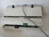 une machine posée sur une surface blanche