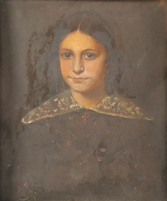 portrait d'une jeune femme en robe noire avec un col doré