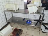 une photo d'une cuisine avec un plan de travail et des poubelles