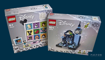 On voit deux boîtes de Lego sur un fond bleu.