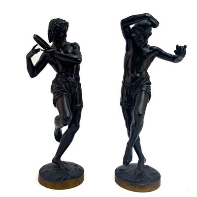 deux statues représentant un homme tenant une batte de baseball et une femme tenant une batte de baseball