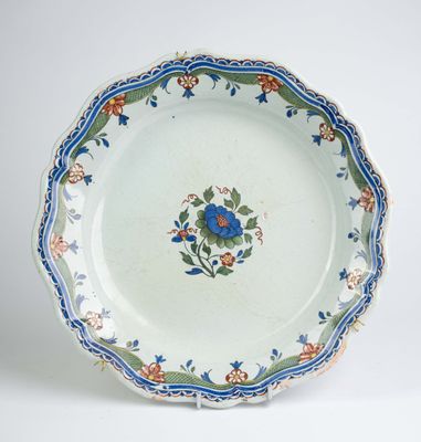 une assiette bleue et blanche ornée d'un motif floral