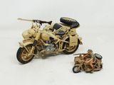 une moto miniature et un homme miniature à moto