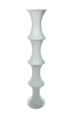 un grand vase blanc posé sur une table