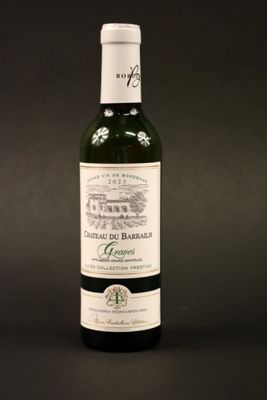 une bouteille de vin posée sur une table