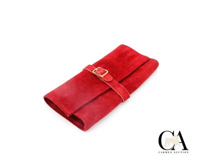 portefeuille en cuir rouge orné d'une boucle dorée sur fond blanc