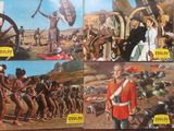 quatre cartes postales représentant un homme en uniforme militaire et une femme en robe rouge