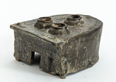 un petit objet métallique posé sur une surface blanche
