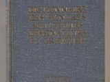 la couverture d'un livre bleu ornée d'une inscription dorée