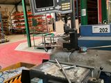 une machine qui se trouve à l'intérieur d'un bâtiment