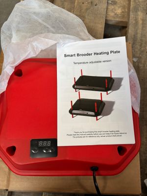 deux plateaux rouges posés sur une table, avec une étiquette de prix dessus