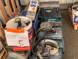 tout un tas d'outils qui traînent sur des palettes dans le garage