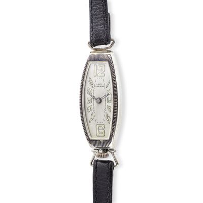 une image représentant une montre argentée avec un bracelet noir sur fond blanc