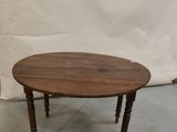 une table ovale en noyer, avec des pieds tournés et un plateau en bois