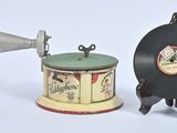 un vieux disque surmonté d'un cor, à côté d'un autre vieux disque