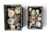 deux boîtes contenant différents types de tasses et de bols