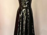 une robe noire ornée de plumes sur un mannequin, un mannequin, un mannequin, un mannequin, un mannequin, un mannequin, un mannequin, un mannequin, un mannequin, un mannequin, un mannequin, un mannequin, un mannequin, un mannequin, un mannequin, un mannequin, un mannequin, un mannequin, un mannequin, un mannequin, un mannequin, un mannequin, un mannequin, un mannequin, un mannequin, un mannequin, un mannequin, un mannequin, un mannequin, un mannequin, un mannequin, un mannequin, un mannequin