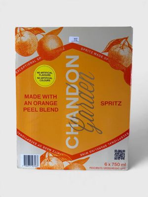 boisson à l'orange dans un emballage en carton sur fond blanc