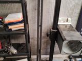 une photo d'un garage avec beaucoup d'outils sur le sol