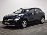 le suv mercedes gla est garé sur un sol en damier