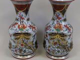 deux vases posés sur une table