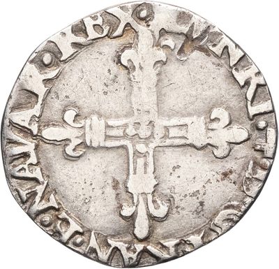 Gros plan sur une pièce de monnaie portant une croix