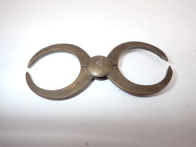une paire de ciseaux posée sur une table