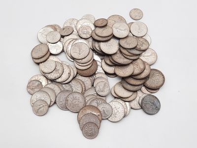 une pile de pièces d'argent sur une surface blanche