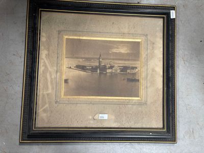 une photo d'une photo représentant un avion accroché à un mur