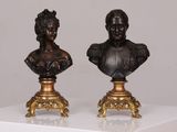 paire de bustes en bronze représentant un homme et une femme, posés sur un socle