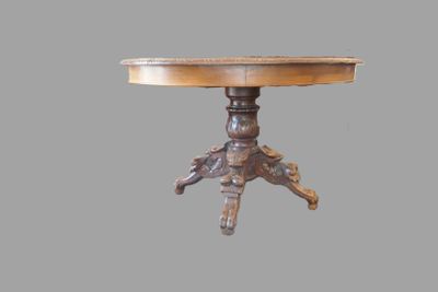 une petite table avec un plateau en bois sur fond gris