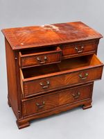 Commode en bois de placage de style anglais, H : 95 cm, L : … (photo 2)