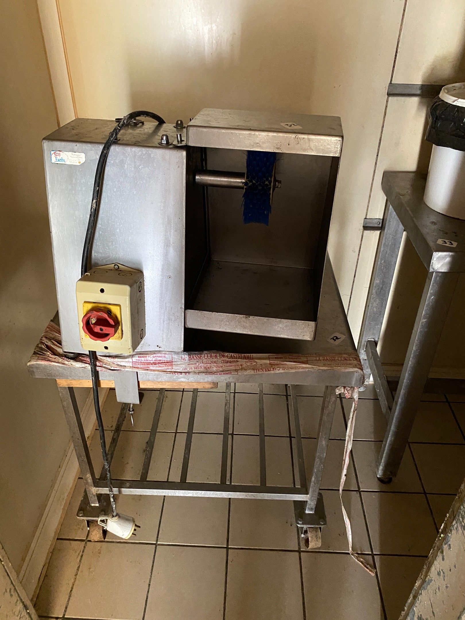 Un touret de brossage en inox ESCRIBA, sur entablement