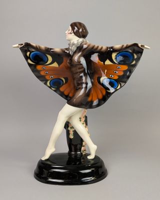 figurine représentant une femme avec des ailes de papillon dans le dos
