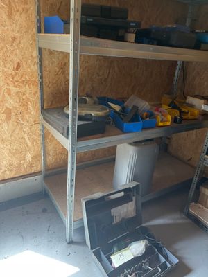 une étagère contenant des outils dans un garage