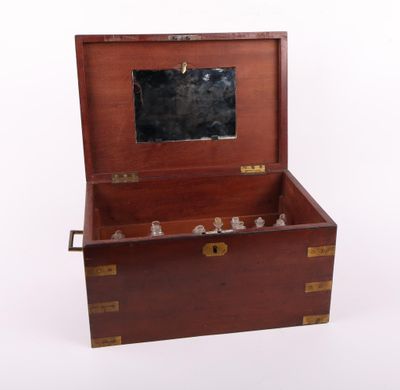 une petite boîte en bois avec un miroir à l'intérieur