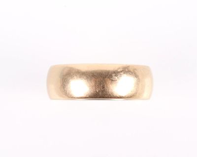 gros plan d'une bague en or sur fond blanc