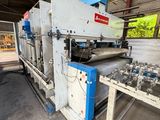 un gros plan d'une machine située dans un bâtiment
