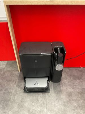 une enceinte noire et une autre enceinte noire posée par terre