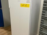 un réfrigérateur blanc sur lequel est collé un autocollant jaune