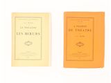 deux livres posés l'un sur l'autre sur une surface blanche