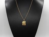 un mannequin noir portant un collier en or
