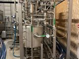 une machine qui se trouve à l'intérieur d'un bâtiment et qui est équipée de tuyaux