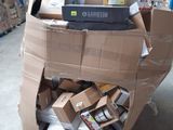 une pile de cartons sur une palette dans un entrepôt