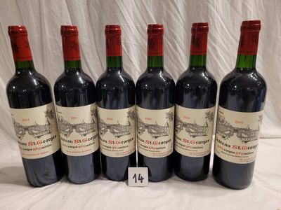 six bouteilles de vin rouge sont alignées sur une table