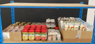 de nombreuses boîtes de nourriture posées sur une étagère dans une pièce